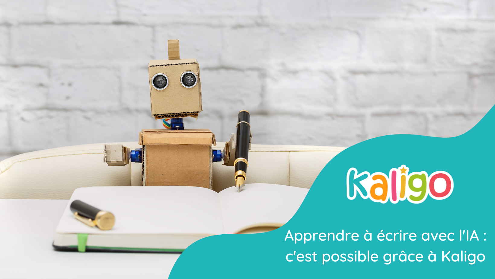 Apprendre à écrire avec l'IA c'est possible grâce à Kaligo-chatgpt - robot en carton qui écrit avec un crayon