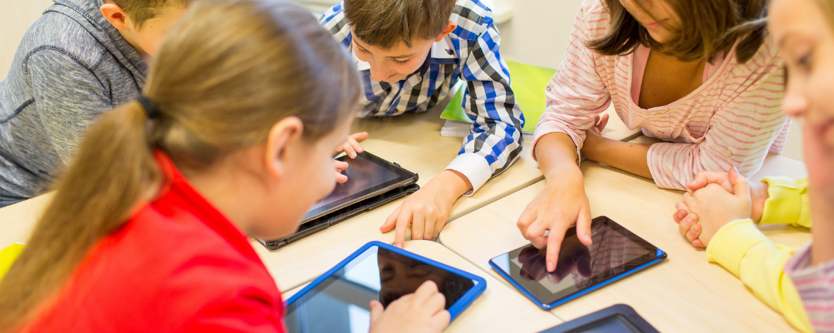 Kinder benutzen Tablets 